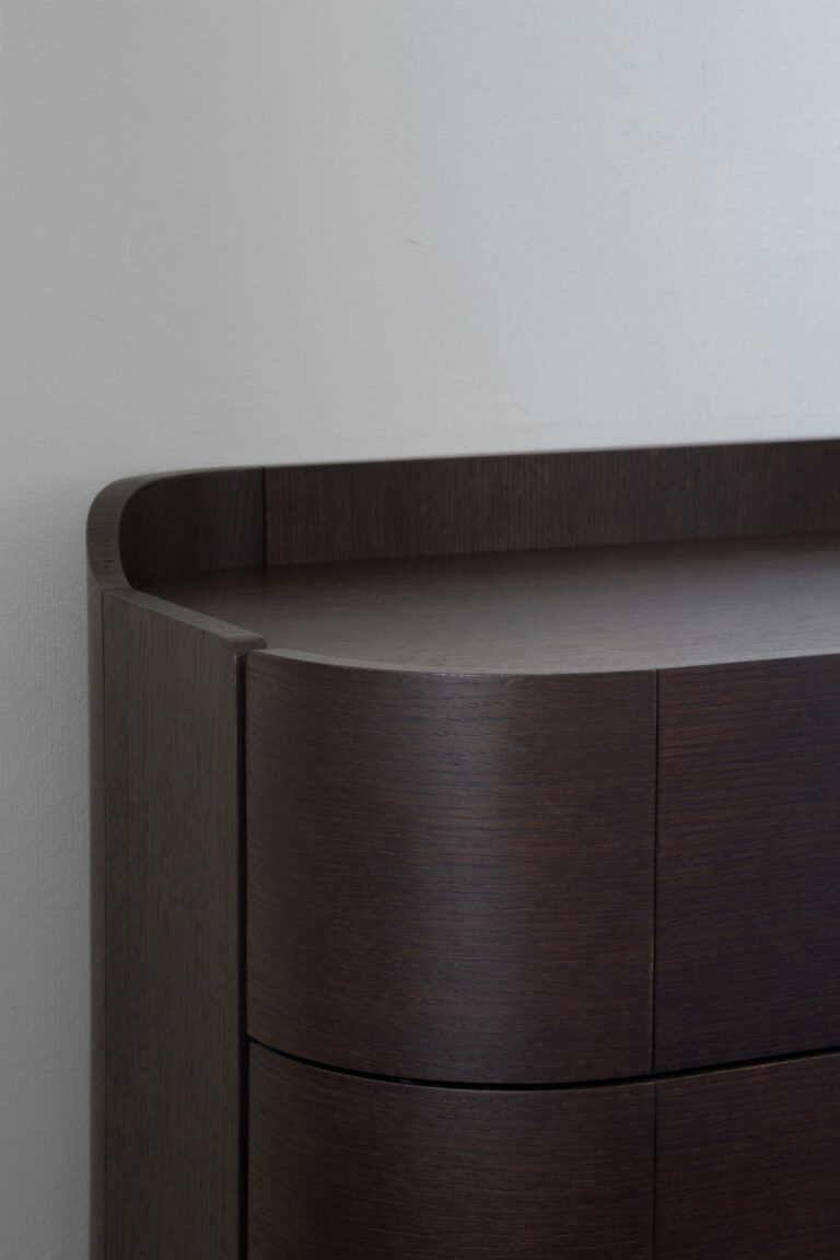 Gebogen keukendeurtjes nodig? Ritmeester CNC maakt keukendeurtjes en keukenfronten op maat met technieken als persen, stomen en CNC frezen. Bekijk de mogelijkheden!