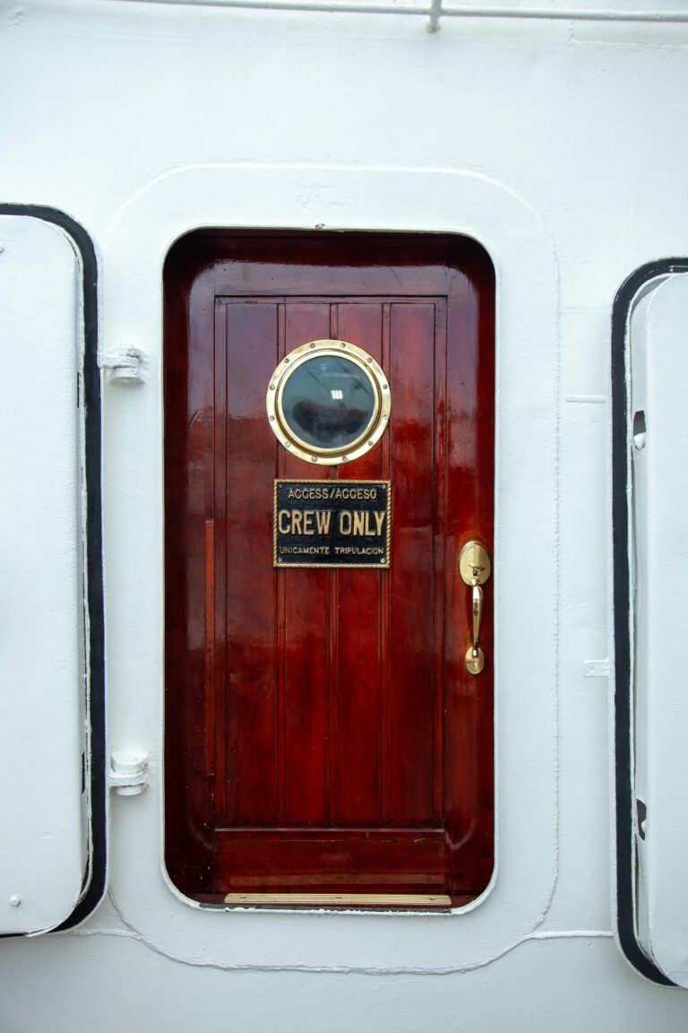 Op zoek naar op maat gemaakte scheepsdeuren of jachtdeuren? Ritmeester CNC Producties biedt afgewerkte deuren voor uw vaartuig. Ontdek de mogelijkheden!