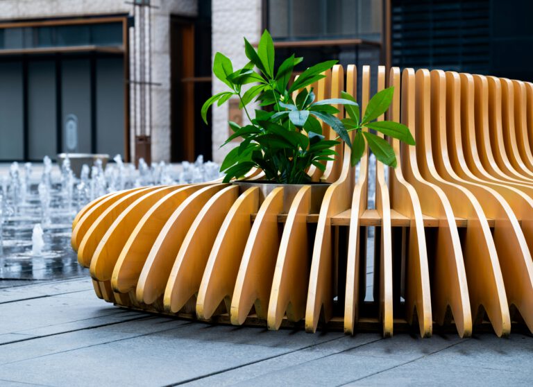 Unieke gebogen banken nodig? Ritmeester CNC maakt op maat gemaakte designbanken voor interieur en exterieur. Van strak tot dubbelgekromd – ontdek de mogelijkheden!