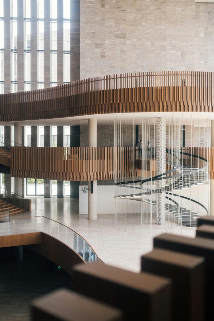 Realiseer jouw bouwprojecten met onze CNC-oplossingen. Wij leveren maatwerkonderdelen voor structuur en interieurafwerkingen, altijd met precisie en vakmanschap.