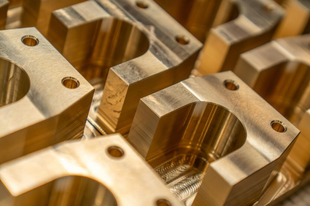 Ritmeester CNC freest met 5-as simultaan technologie complexe vormen en diepe contouren met uiterste precisie. Ideaal voor hoogwaardige maatwerkprojecten.